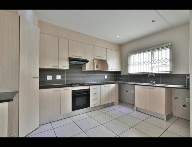 3 BEDROOM TOWNHOUSE FOR SALE IN HONEYDEW MANOR